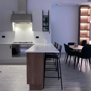 阿尔科兰Chalet 2200的厨房配有柜台和桌椅