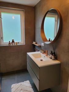EwijkBohemian Wellness met hottub & sauna的一间带水槽和镜子的浴室