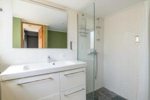 雅典Holodek Apartments : Parthenon的白色的浴室设有水槽和淋浴。