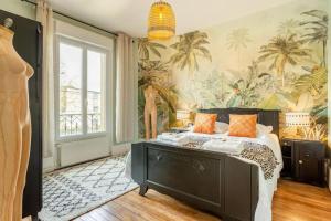 德拉韦伊luxury Villa Marie Emeraude Paris Orly Jacuzzi的一间卧室配有一张带热带壁纸的床