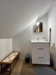KrzeszowiceMATOGÓWKA的白色的浴室设有水槽和长凳