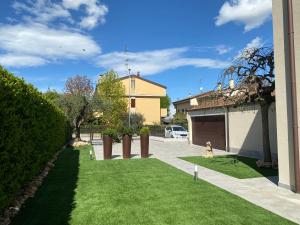 伊莫拉Montevecchi13的绿色庭院,带房子和车道