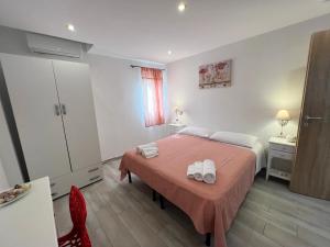 蓬扎Camere Dieci Maggio的一间卧室配有一张床,上面有两条毛巾