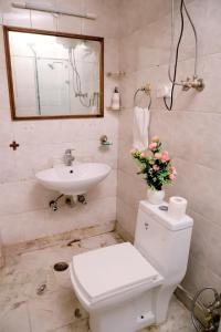 新德里Fortune Home Service Apartment 1bhk, D-198,UGF的浴室配有白色卫生间和盥洗盆。