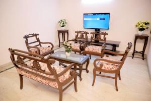 新德里Fortune Home Service Apartment 1bhk, D-198,UGF的客厅配有桌椅和电视。