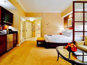 拉斯维加斯Amalz 2 Bedroom 3 Bathroom Balcony Suites at Mgm Signature !的酒店客房设有床和客厅。