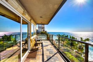 拉古纳海滩Villa Bella Mare at the Retreat in Laguna Beach的海景阳台。
