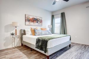 拉伯克Luxury Lubbock Home Retreat near Texas Tech的白色的卧室设有床和窗户