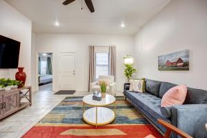 拉伯克Luxury Lubbock Home Retreat near Texas Tech的客厅配有沙发和桌子