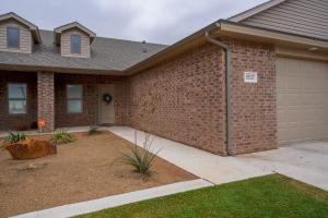 拉伯克Luxury Lubbock Home Retreat near Texas Tech的砖墙房屋和车库