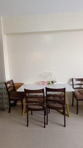 大雅台Wjbca Staycation的餐桌、椅子和白色桌子