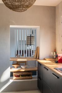 圣塔格鲁迪斯Spacious & Luxury villa in centre Ibiza的厨房配有桌子和台面