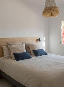 圣塔格鲁迪斯Spacious & Luxury villa in centre Ibiza的一间卧室配有一张带蓝色枕头的大床