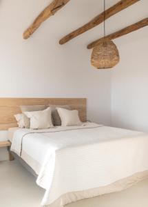 圣塔格鲁迪斯Spacious & Luxury villa in centre Ibiza的一间卧室配有一张带白色床单的大床