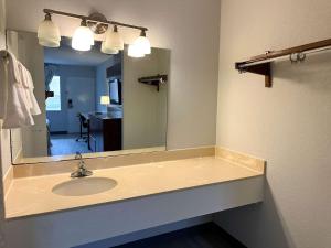 福雷斯特城Motel 6 Forrest City AR的一间带水槽和大镜子的浴室
