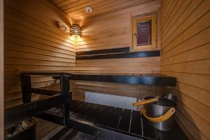 鲁卡Länsirinne 9 C的一间带木墙和桶的桑拿浴室