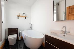 达灵顿Trafalgar Terrace的带浴缸、卫生间和盥洗盆的浴室