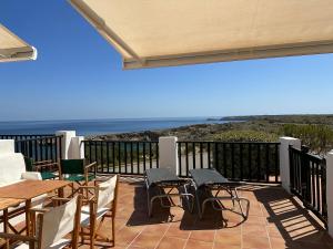 桑帕克ALDEAMAR F1 by SOM Menorca的一个带桌椅的海景庭院