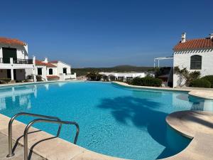 桑帕克ALDEAMAR F1 by SOM Menorca的一座蓝色水的大型游泳池
