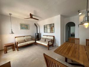 桑帕克ALDEAMAR F1 by SOM Menorca的客厅配有沙发和桌子