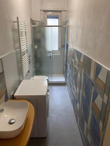 塞格拉泰L’appartamento di Mango e Pistacchio的带淋浴、盥洗盆和卫生间的浴室
