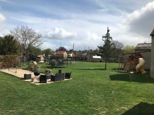 Saint-Parres-lès-VaudesL'esprit de famille的一个带游乐场的公园,配有游戏设备