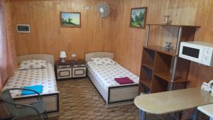 KobelyakyМотель Хуторок的小房间设有两张床和电视