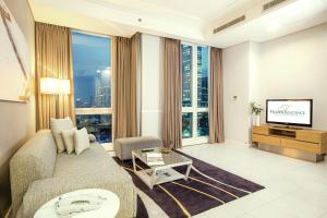 雅加达雅加达苏迪曼辉盛庭国际公寓的带沙发和电视的客厅