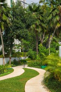 雅加达雅加达苏迪曼辉盛庭国际公寓的棕榈树和草地公园的走道