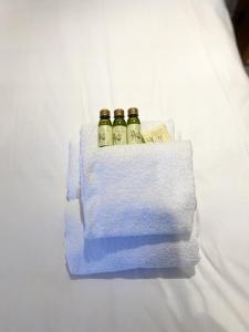 戛纳艾斯佩兰托酒店的毛巾上放两瓶葡萄酒