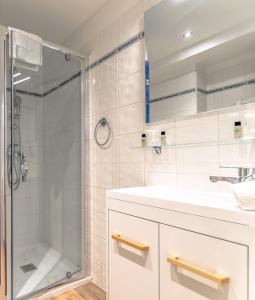 圣拉斐尔普罗文卡尔酒店的带淋浴和盥洗盆的浴室