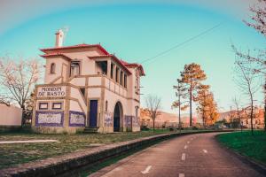 塞洛里库迪巴什图Estação Ferroviária de Mondim de Basto的道路一侧的建筑物