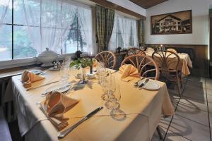 伯尔尼林德斯泰莱赛米娜酒店的一间用餐室,配有一张带白色桌布的桌子
