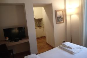 佛罗伦萨瑞雷斯广场酒店的酒店客房带一张床、一台电视机以及一间房间