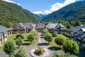 圣马梅特Village Club Les Balcons des Pyrénées的享有度假胜地的空中美景和山景