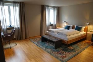 巴特武尔察赫阿德勒酒店的一间卧室配有一张大床和地毯。
