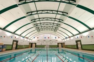 布里斯托Bristol self-catering studio+kitchen+parking的大型游泳池设有大型天花板
