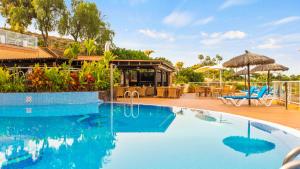 阿德耶Wyndham Residences Costa Adeje的度假村的游泳池,餐厅