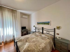蒙特普齐亚诺马文酒店的一间卧室设有一张床和一个窗口