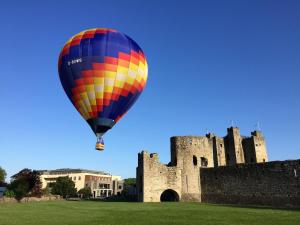 特里姆特瑞姆城堡酒店的飞过城堡的热气球