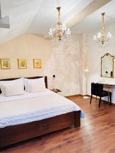 格拉博瓦茨兹琳卡旅馆的一间卧室配有一张床、一张书桌和一个吊灯。