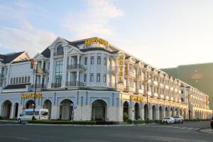 Ấp Rạch MẹoHAPPY HOTEL Kien Giang的一座白色的大建筑,上面有标志