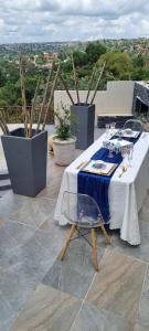 约翰内斯堡The Throne的阳台上的一张桌子上摆放着蓝白桌布