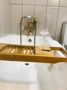 约翰内斯堡The Throne的浴缸上的木板,带葡萄酒玻璃
