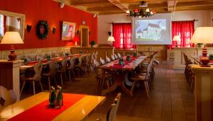 博博利采Hotel Zamek Bobolice的一间带桌椅和屏幕的用餐室