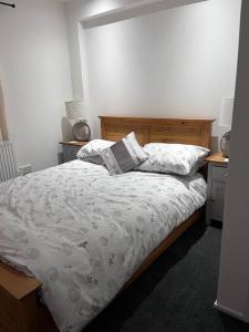 阿丁斯顿Semi-detached chalet - Uddingston, Glasgow的一间卧室配有床和两个枕头