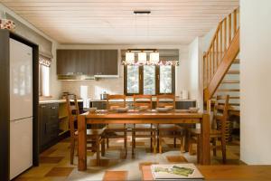 Turaida雷尼斯酒店的厨房以及带木桌和椅子的用餐室。