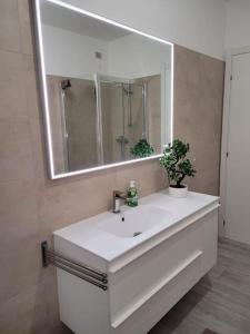 多马索Lago-apartment Midy, sfeervol, zwembad, airco的浴室设有白色水槽和镜子