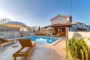 巴尔班Villa NIMA - Holiday house with private pool的一个带游泳池和房子的庭院