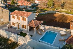 巴尔班Villa NIMA - Holiday house with private pool的享有带游泳池的房屋的空中景致